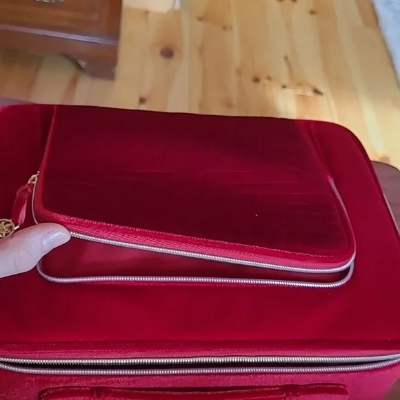 NWOT Estee Lauder 2023 Red Train Case Cosmetic Bag Lip Stick Eye Shadow Mascara - Picture 7 of 9